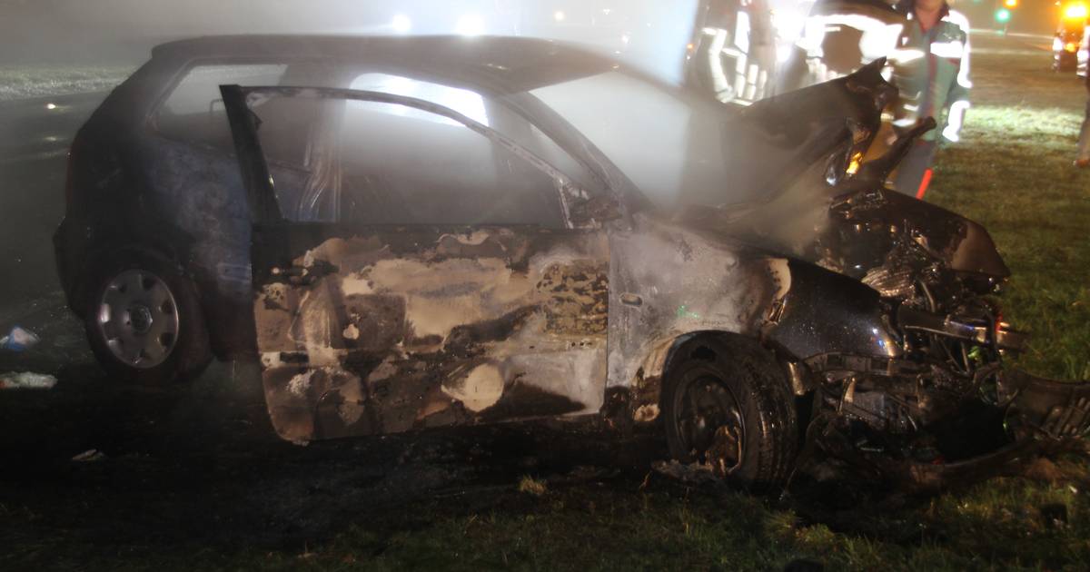 112 Nieuws: Vrouw door omstanders uit brandende auto gehaald/ Frontale botsing Enschede.