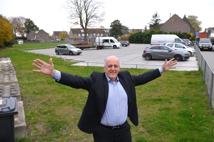 Wethouder Willem Starreveld voor het 'plangebied' in Rijen. Foto Jan Stads / Pix4Profs
