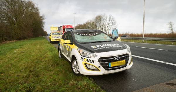 Omgevallen boom zorgt voor ongeluk op A50 tussen Zwolle en Apeldoorn: drie kwartier vertraging.