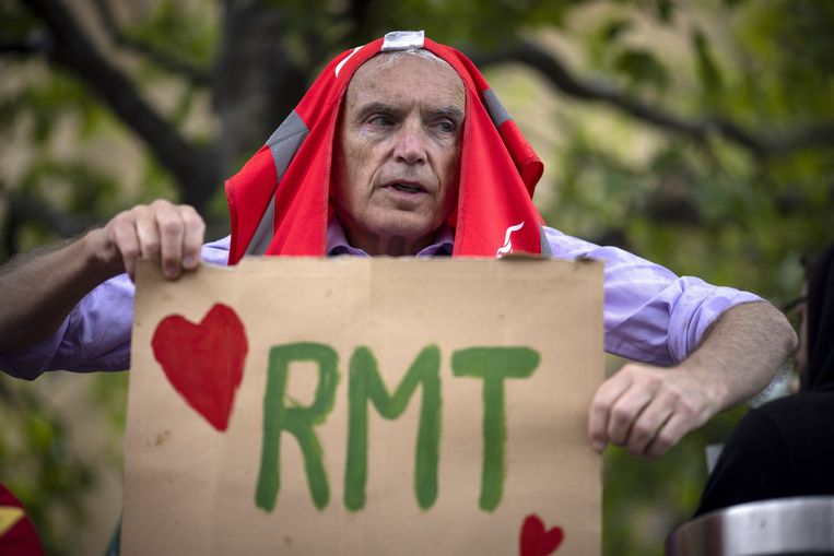 Een medewerker van de Britse spoorwegen protesteert in Londen. Beeld ANP / EPA