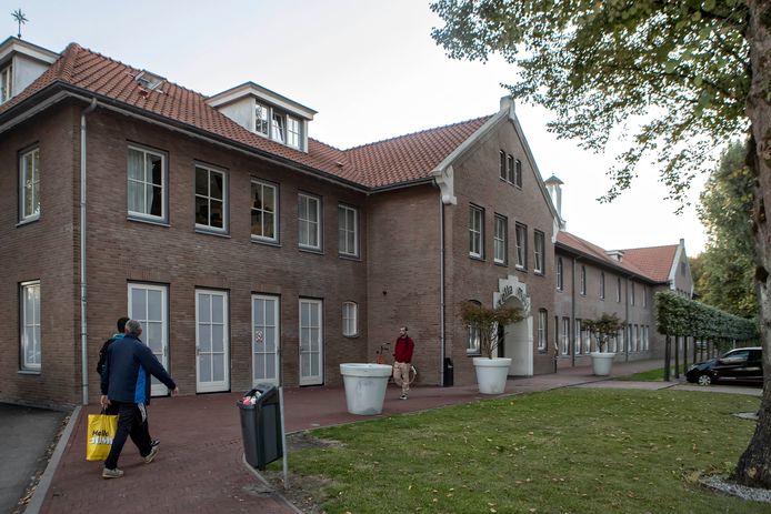 Grootschalige wooncomplexen voor arbeidsmigranten buiten de stad, zoals hier bij Stella Maris in Steenbergen, moeten ook in Bergen op Zoom de overlast en huizenkrapte in woonwijken tegengaan. Maar waar en hoe is nog niet duidelijk.