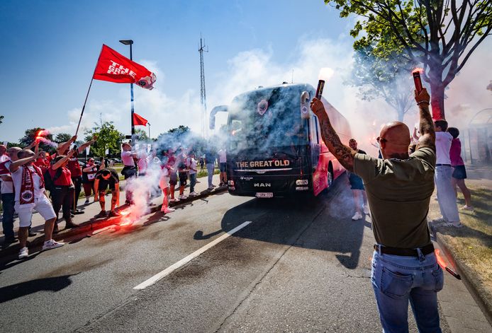 Onder het gejoel (én geknal) van honderden supporters heeft de spelersbus van Royal Antwerp FC deze voormiddag de Bosuil verlaten.