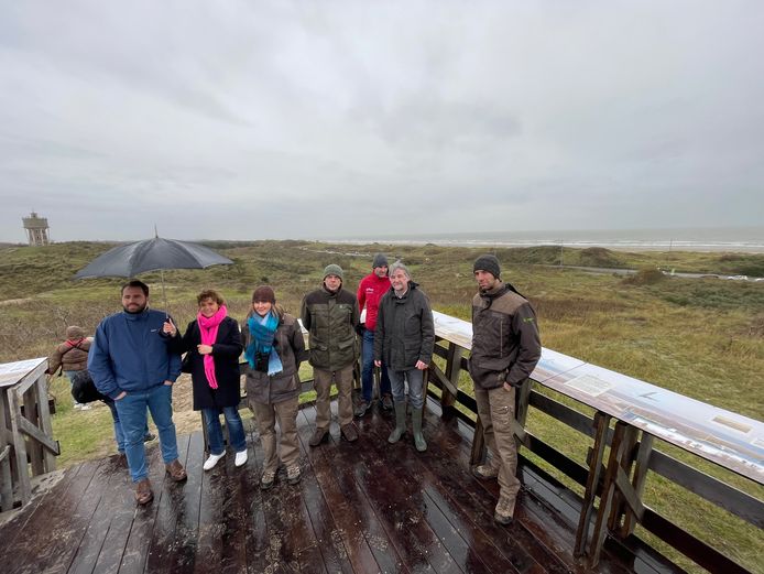 Het uitkijkplatform komt er op initiatief van Natuur en Bos samen met het gemeentebestuur van De Haan