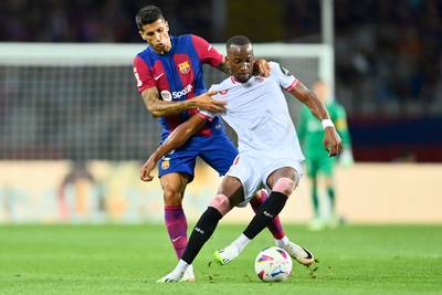 Een nederlaag voor gretige Lukebakio en Sevilla in Barcelona: uitgerekend Ramos bezorgt Barça driepunter met eigen doelpunt