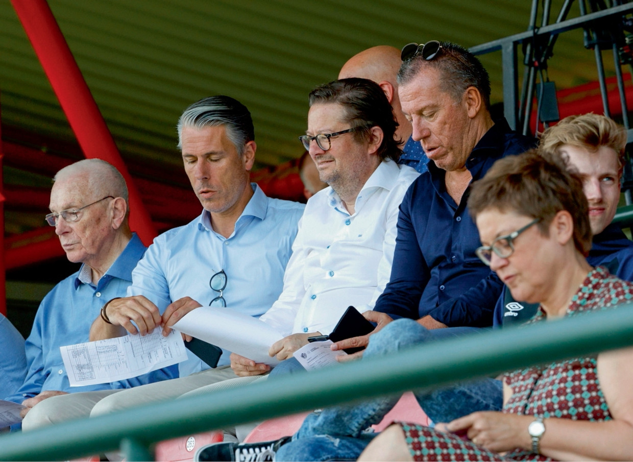 Michaël Verschueren, met links vader Michel en rechts Marc Coucke en Luc Devroe. 'Het is niet omdat ik Marc mag zeggen in plaats van meneer Coucke dat hij een vriend van de familie is.' Beeld Belgaimage