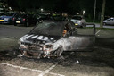 De auto die op die nacht in vlammen op ging op het Gelderseplein in Arnhem.