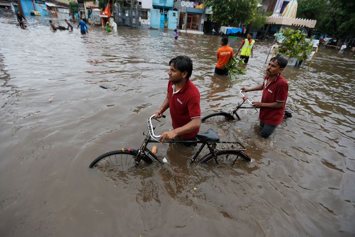Zware overstroming in de stad Ahmadabad.