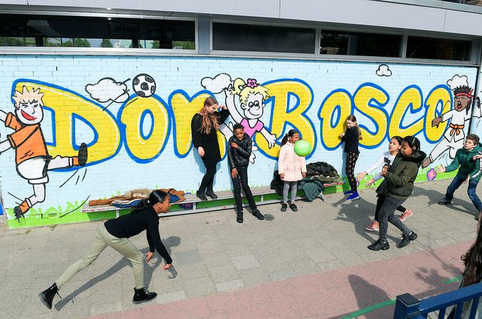 Foto van het schoolplein van de Don Boscoschool ter illustratie. De school gaat dinsdag weer open.