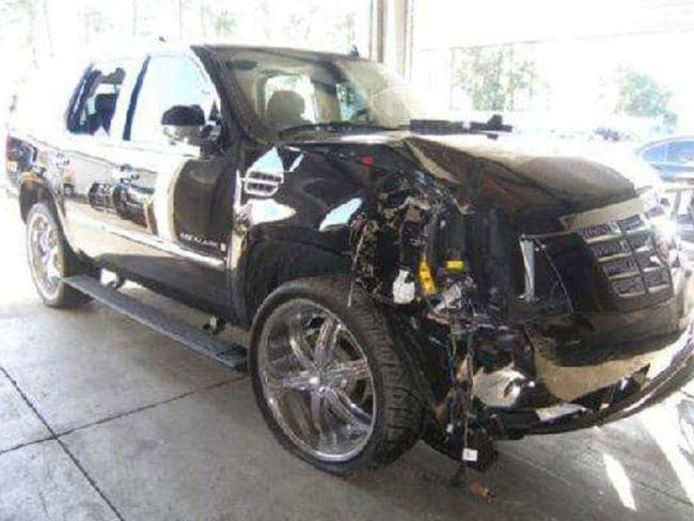 De beschadigde Cadillac Escalade van Tiger Woods.