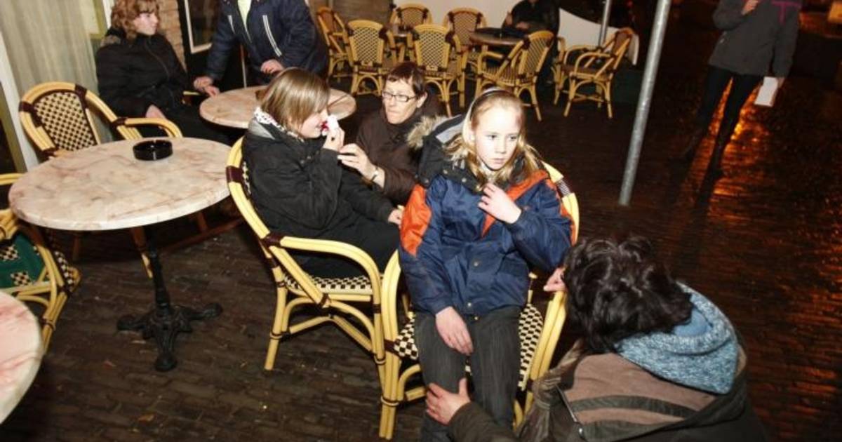 Knokkende meiden bij Hulsels café