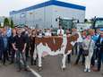Jonge melkveehouders protesteren aan Danone-fabriek
