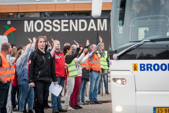 In 2015 zwaaiden vrijwilligers Syrische vluchtelingen uit bij sporthal De Mossendam in Goor. Zij werden naar een noodopvang in Hoogkarspel gebracht.