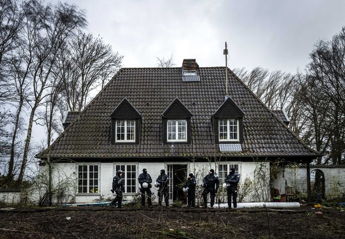 Politieagenten in Lutzerath. Lutzerath, dat dichtbij Roermond ligt, wordt al twee jaar bezet door klimaatactivisten die vinden dat bruinkoolwinning bijdraagt aan opwarming van de aarde