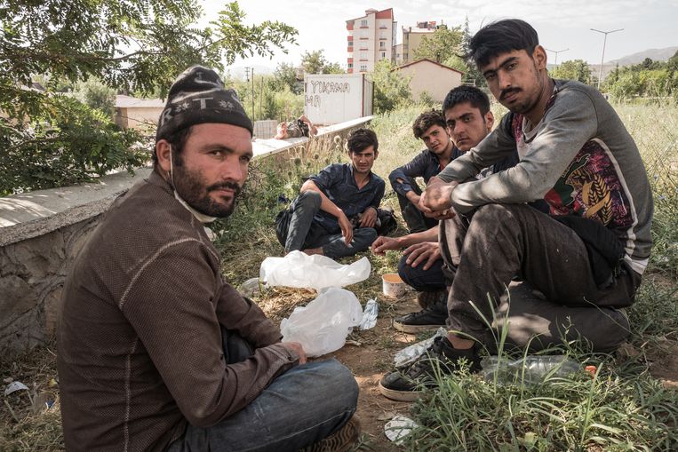 Van, de eerste rustplaats na de uitputtende en vaak gevaarlijke tocht over de Iraans-Turkse grens. Beeld Nicola Zolin