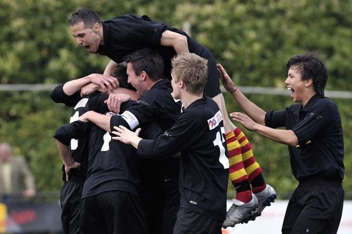 Dolle vreugde bij de spelers van Dosko na de 3-0 van Menno Been, die volledig bedolven wordt onder zijn ploeggenoten.foto Peter van Trijen/het fotoburo