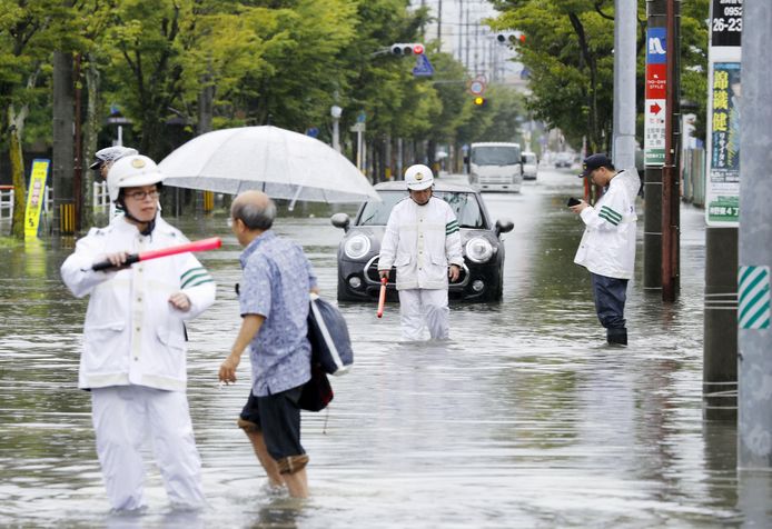 Autoriteiten checken een ondergelopen straat in de stad Saga in het zuiden van Japan.