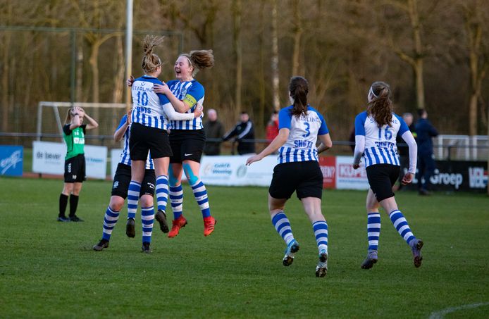 FC Eindhoven viert het doelpunt van Sem van Doorn.