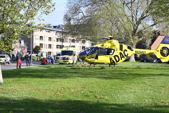 De traumahelikopter landde op een plantsoen aan de Rietstraat.