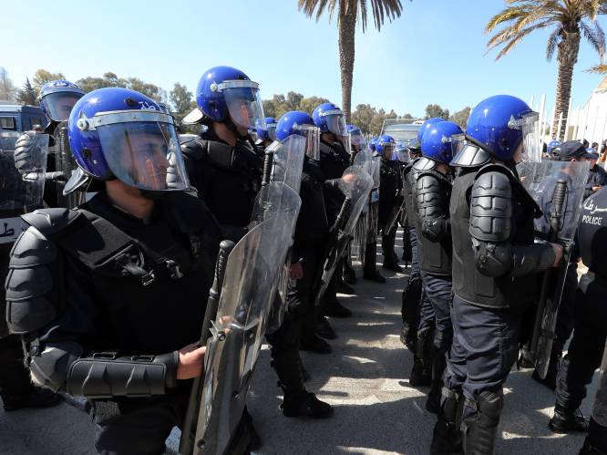 Politie zet waterkanon en traangas in bij onlusten in Algerije