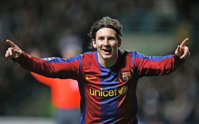 Lionel Messi viert zijn fantastische dribbelgoal.