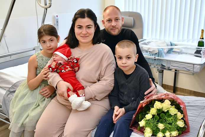 Yaprak en Nick Horn verwelkomden tijdens de kerstnacht hun derde kindje. Mira is het zusje van Armand en Azra.