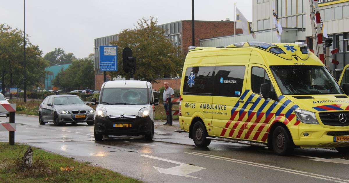 Fietser loopt forse hoofdwond op bij botsing met auto in Apeldoorn.