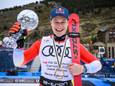 Marco Odermatt na de medailleceremonie met de bokaal van de zege die hij behaalde in Andorra.