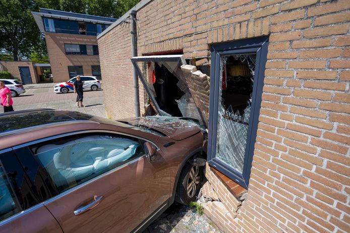 Auto rijdt sportschool binnen.