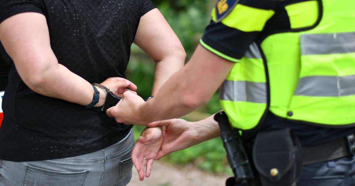 Stomdronken automobilist : slingeren, aanrijding met fietser en een vluchtpoging.