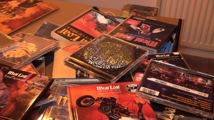 Een stapel cd's van Meat Loaf.