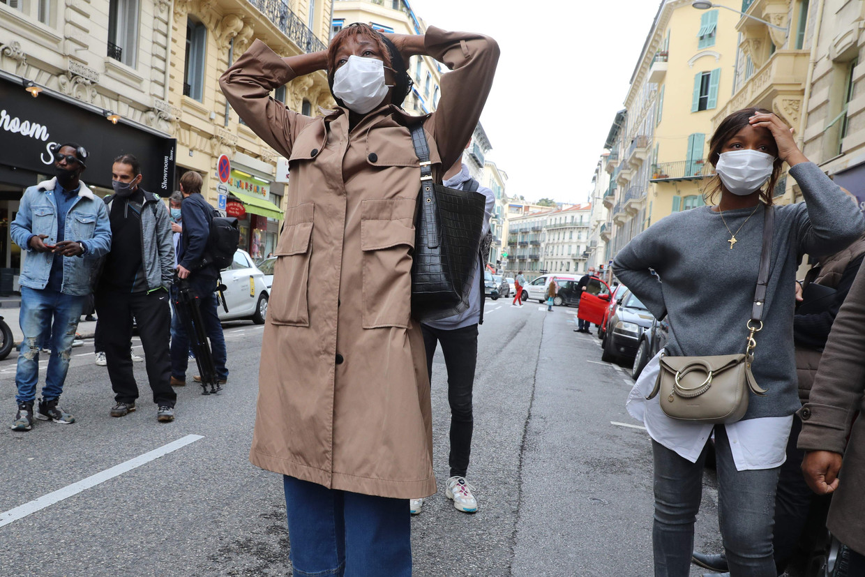 Een kennis van de vermoorde koster treurt donderdag nabij de basiliek in Nice. Beeld AFP
