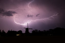 Foto van onweer in Doetinchem, met de Benninkmolen als silhouet. Zondag 2 juni 2019