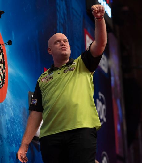 Michael van Gerwen ontsnapt in Queensland Darts Masters aan pijnlijke uitschakeling