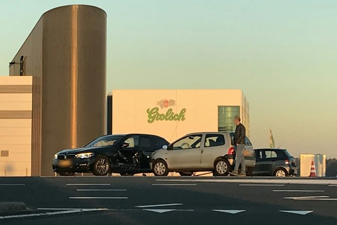 Twee auto's knalden op elkaar.