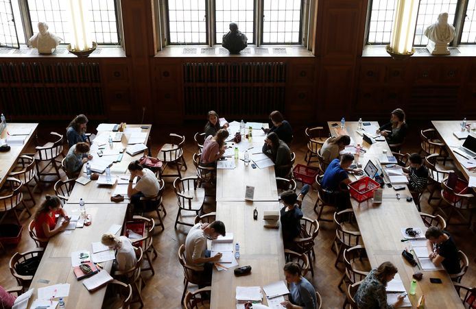 Studenten studeren in de bibliotheek  van de KU Leuven. Binnenkort kunnen ze hun examen online afleggen.