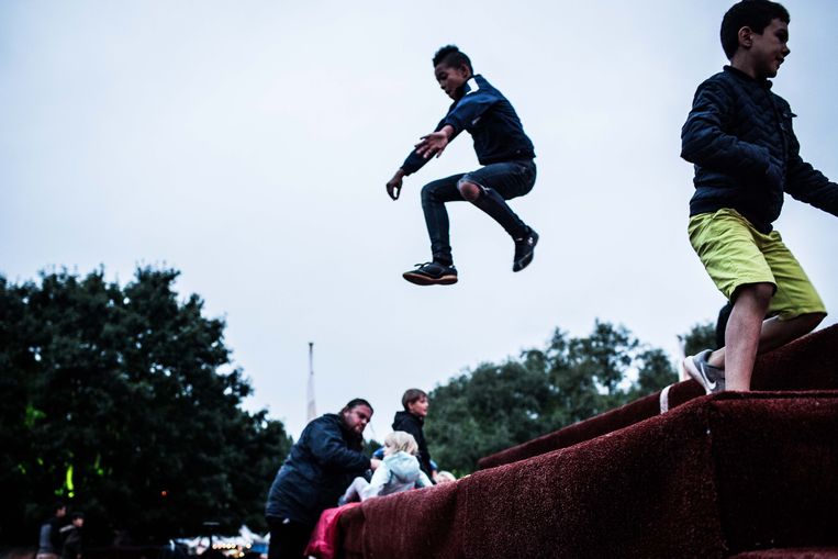 De jongste festivalgangers leven zich uit op de zitpiramides op het terrein of in de speciaal ingerichte Kidz Village. Beeld Bas Bogaerts