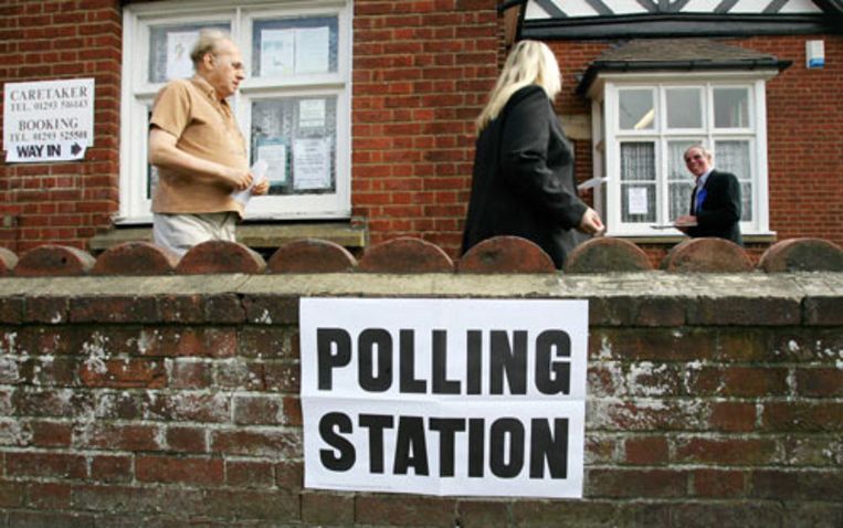 Kiezers brengen donderdag in het stembureau in het Engelse Sussex hun stem uit voor regionale en lokale verkiezingen. De ogen zijn donderdag vooral gericht op Schotland, waar winst van de Schotse Nationale Partij (SNP) de weg naar afsplitsing van de Britse unie opent. (AFP) Beeld 