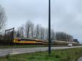 Een stilstaande trein tussen Deventer en Zutphen op archiefbeeld.