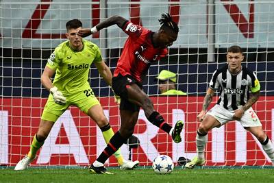 KIJK. Milan-speler Leao pakt uit met fenomenale dribbel, maar wat hij dan doet tart alle verbeelding