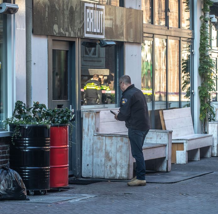 Tot twee keer toe werd een granaat aangetroffen aan de deur bij café Bruut in Zwolle. Onder meer deze incidenten leidden ertoe dat beveiliger Michael Aamschot zijn biezen pakte, wat hem op een forse boete is komen te staan van BKBD.