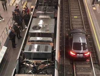 KIJK. Daar staat haar BMW dan: autobestuurster rijdt via sporen Brussels tramstation binnen