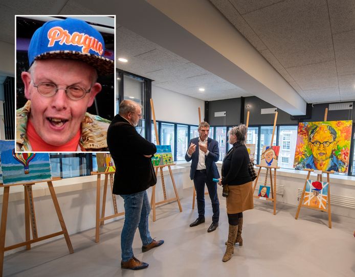 Dolf Kraft (inzet) heeft eindelijk - maar helaas na zijn overlijden - zijn eigen expositie. Ook Paul Blokhuis (m) kwam kijken.