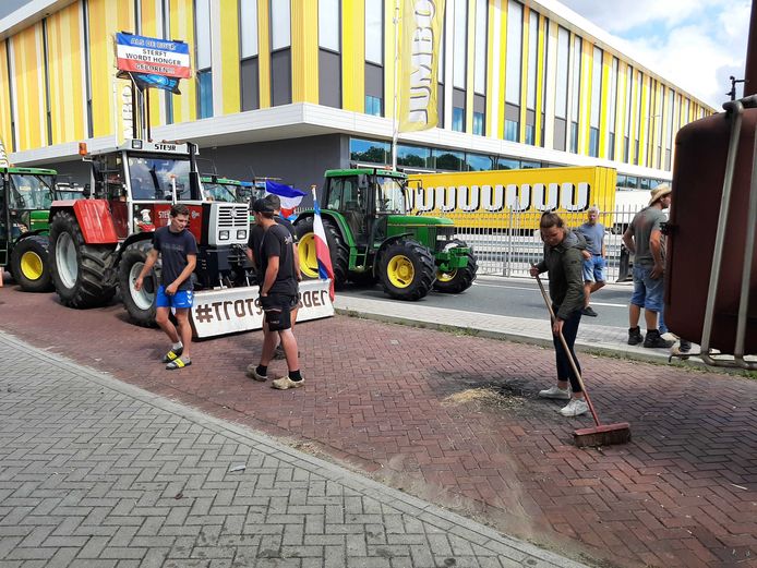 De boeren bij het distributiecentrum van Jumbo in Nieuwegein zijn begonnen met het opruimen en inpakken van hun spullen.
