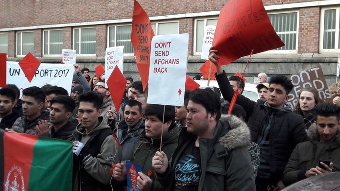 Afghanen protesteren tegen hun uitzetting.