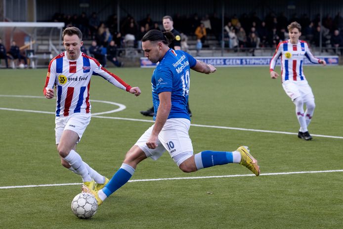 Milan van Maaswaal (l) van Stiphout Vooruit probeert een schot van Johan van Lierop van Bruheze te blokken.