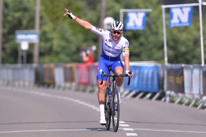 Florian Sénéchal  van Deceuninck - Quick-Step komt als eerste over de streep bij de Grote Prijs Vermarc.