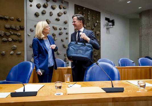 Sigrid Kaag, minister van Financiën, en premier Mark Rutte tijdens een debat in de Tweede Kamer. Het kabinet buigt zich momenteel over de voorjaarsnota.
