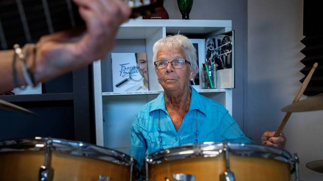 Jacobien (90) straalt als ze met muziek bezig is en helemaal achter het drumstel