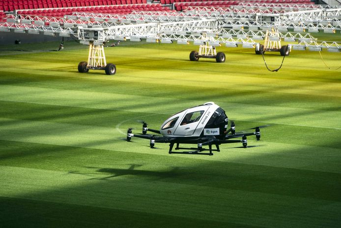 Een dronetaxi in de Amsterdam Arena in 2018.
