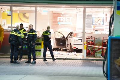 Auto rijdt tankstation A20 binnen